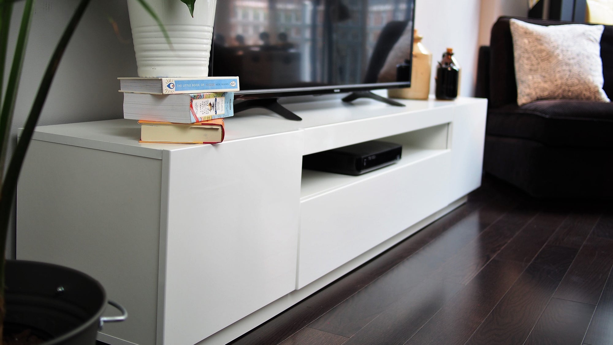SAMSO TV STAND - WHITE FOR TVS UP TO 85"